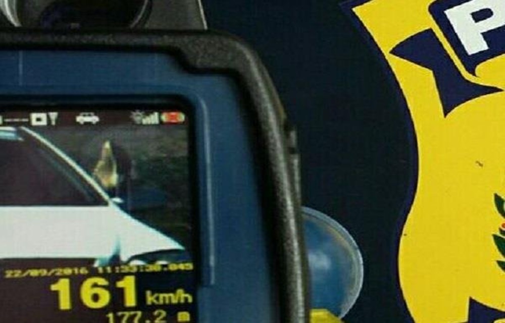 Ir para  <p>A Pol&iacute;cia Rodovi&aacute;ria Federal (PRF) flagrou um motorista a 161 km/h, na tarde desta quinta-feira, na BR 290, em Ros&aacute;rio do Sul, na fronteira Oeste do Rio Grande do Sul. Al&eacute;m do excesso de...